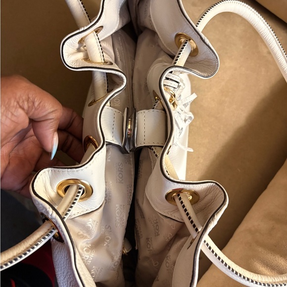 Elegant Cream Leather Handbag - Picture 3 of 7